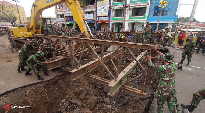 TNI Bangun Jembatan Bailey di Tinoor